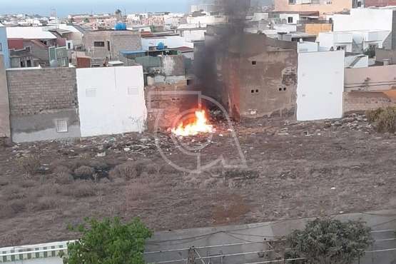 Los bomberos sofocan un incendio de basura en un solar de Punto Fielato/TA.